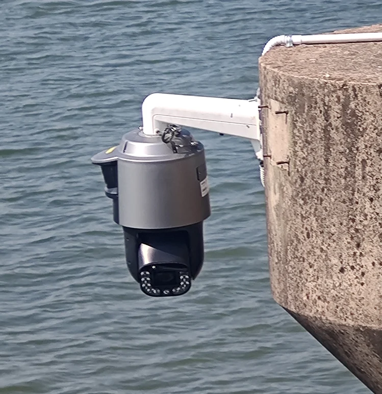 水边监测摄像机与固定支架的安装近景